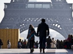 Pese a los recientes atentados que sufrió la ciudad, turistas decidieron visitar la Torre Eiffel. AP / J. Brinon