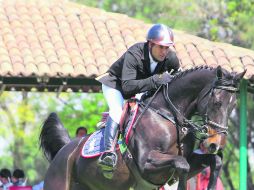 El binomio de Carlos Pérez y “Ketchikan N” se impuso ayer en la prueba libre con obstáculos a 1.40 en el Club Hípico Los Alamitos. EL INFORMADOR / M. Vargas