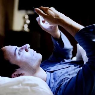 Usar dispositivos electrónicos en la noche afecta calidad del sueño