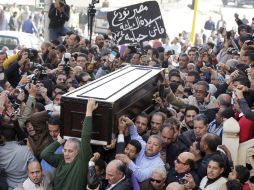 Muchos actores y actrices egipcios asistieron a su sepelio en una mezquita rodeada de admiradores. EFE / K. Elfiqi