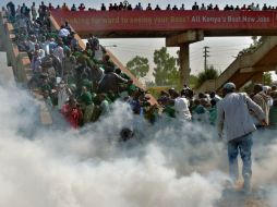 Policías acudieron a replegar a los niños que protestaban contra la colocación de una valla. AFP / T. Karumba