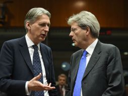 El canciller italiano, Paolo Gentiloni (d), afirma que el terrorismo de raíz islámica es un reto contra el continente. AFP / J. Thys