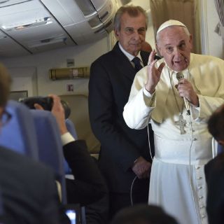 Los católicos no deben portarse 'como conejos': Papa Francisco