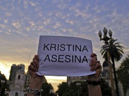 Una mujer sostiene una pancarta que acusa a la presidenta Cristina Fernández de asesinato. AFP / A. Pagni
