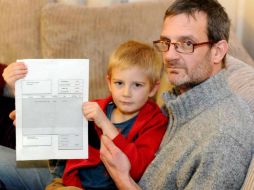 Derek Nash sostiene la multa que debe pagar porque su hijo Alex no pudo asistir a la fiesta. ESPECIAL / SWNS