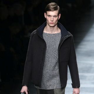 Vaqueros rotos y largas bufandas en tercer día de la Moda de Milán