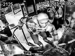 Álvaro Santillán tuvo que subir corriendo a su camión para no ser también arrollado. ESPECIAL /