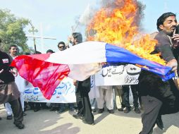 Pakistaníes prenden fuego a la bandera de Francia durante una manifestación contra la decisión del semanario ‘Charlie Hebdo'. EFE /