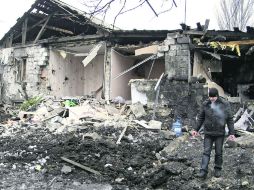 Un hombre observa los daños tras un bombardeo en medio de la escalada del conflicto entre el Gobierno de Kiev y los prorrusos. EFE /