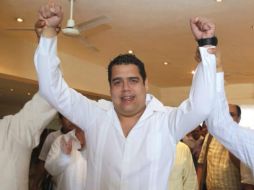 El perredista dice que en su caso y en el de su padre, ''no tenemos nada de qué avergonzarnos''. FACEBOOK / Angel Aguirre Herrera