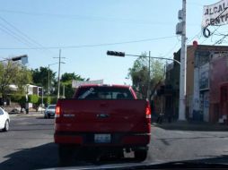 Usuarios reportan fallas en los semáforos, como este, en Jesús García a la altura del Parque Alcalde. TWITTER / ‏@Ivancasarrubia5