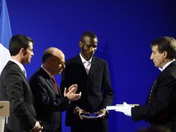 El primer ministro Manuel Valls (i) asiste a la ceremonia donde Bathily, de origen malinense, recibe la ciudadanía francesa. AFP /  E. Feferberg