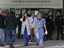 Personal médico camina entre policías en el Brigham and Women's Hospital en Boston. AP / S. Senne