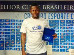 El equipo presenta al nuevo jugador ante los medios de comunicación brasileños. TWITTER / @Cruzeiro