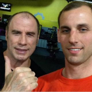 John Travolta pasea sin peluca por las calles