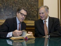 Abbott (d) prometió hoy una gestión continuista con la de Perry (i). AP / Texas Tribune