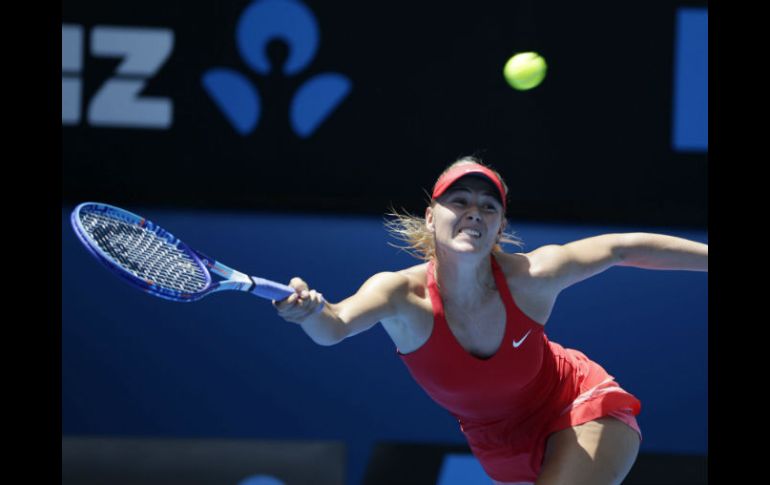 Maria Sharapova regresa una bola a su compatriota Alexandra Panova, durante su encuentro de ayer por la noche. EFE / B. Walton