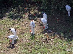 Los restos enviados por la PGR habrían sido calcinados en un basurero en Cocula. En la imagen, peritos buscan pistas en el sitio. SUN / RCC