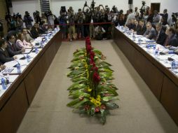 Miembros de ambas delegaciones, durante el inicio del diálogo diplomático entre Cuba y Estados Unidos. AP / D. Boylan