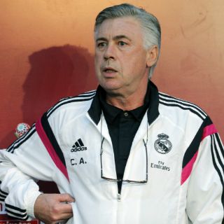 Carlo Ancelotti es galardonado como el mejor DT de 2014