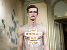 'Dejen de aterrorizar a nuestro mundo' dice el primer modelo de la colección de Walter van Beirendonck, diseñador belga. EFE / E. Laurent