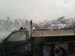 Los bomberos no pudieron apagar el incendio ya que no contaban con agua suficiente. ESPECIAL /