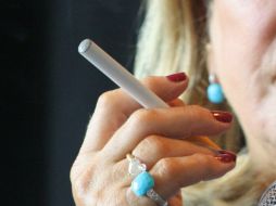 Un usuario de cigarro electrónico inhala a diario el equivalente a tres mililitros del líquido vaporizado, unos 14 mg de formaldehído. EFE / ARCHIVO