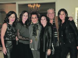 EN FAMILIA. Melín la festejada, con su mamá Melín y sus  hermanos Arturo, Lourdes, Lorena y Adriana. EL INFORMADOR /