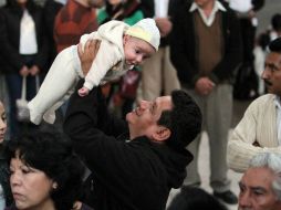 Los padres de familia observan videos de ellos mismos interactuando con sus hijos. NTX / ARCHIVO