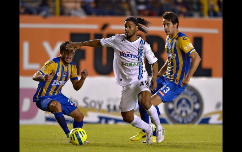 El estadio Alfonso Lastras sufrió varias invasiones de aficionados que buscaron el autógrafo de 'Dinho'. MEXSPORT / I. Ortiz