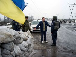 Soldados ucranianos revisan a un hombre en un retén. Las fuerzas oficiales defendían el aeropuerto desde mayo de 2014. AFP / O. Stashevskiy