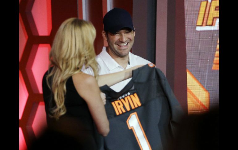 Tony Romo, quarterback de los Vaqueros de Dallas recibiendo su camisa del equipo. AP / D. Phillip