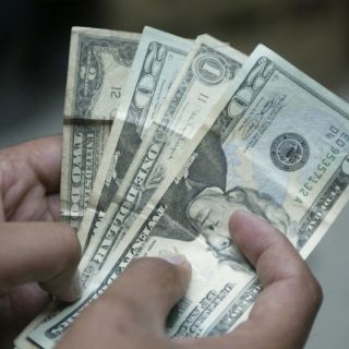 El dólar se vende en 15.00 pesos en bancos del DF