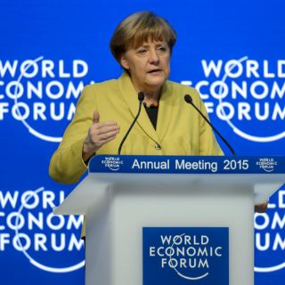 La crisis del euro aún persiste, afirma Ángela Merkel