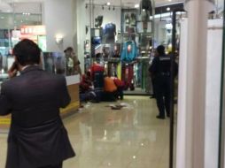 Los paramédicos trasladaron a los dos lesionados a recibir atención médica a una clínica de urgencias. TWITTER / @FidelGoZa