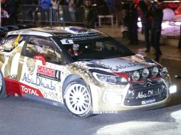 A bordo de su Citroen, Sebastien Loeb realiza uno de sus recorridos cronometrados en Montecarlo. AFP / V. Hachie