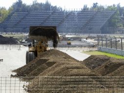Maquinaria pesada trabaja en diversos frentes en el autódromo Hermanos Rodríguez, sede del Gran Premio de México en noviembre próximo. EFE / M. Guzmán