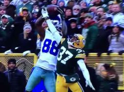 Esta es la recepción de Dez Bryant que, después de un reto, los árbitros decidieron marcar como incompleta YOUTUBE / heathbar1313