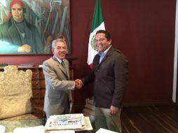 El ex funcionario (i) se reunió con el gobernador Salvador Jara. TWITTER / @darioseguera