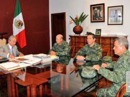 A través de su cuenta de Twitter, Salvador Jara publica fotografías de la reunión con los generales. TWITTER / @SJara_gobmich