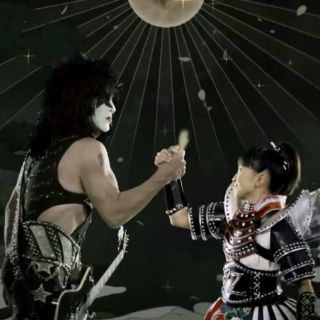 Kiss se divierte con un grupo musical de japonesas