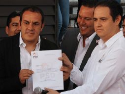 Momento en que el aún jugador se registra como pre candidato. FACEBOOK / Cuauhtémoc Blanco PSD