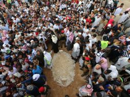 Fue enterrado sin ataúd, de conformidad con la tradición islámica que señala que todas las personas son iguales ante Dios tras morir. AFP / M. Mashhur
