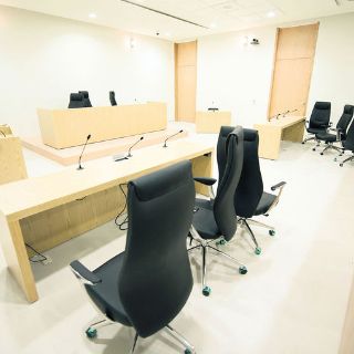 Adjudican equipo para salas de juicios orales