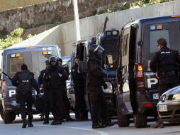 En el operativo, realizado en la ciudad de Ceuta, se localizan armas, uniformes y pasamontañas, machetes, vehículos, entre otros. EFE / Reduan