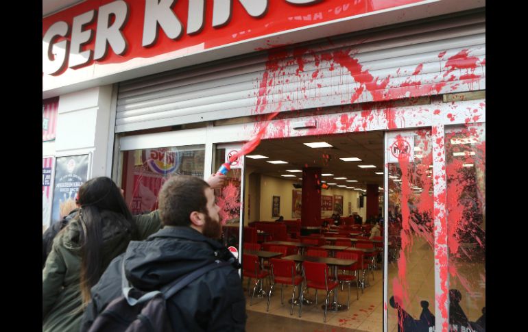 Manifestantes afuera del local donde fue golpeado el niño sirio. AFP / A. Altan