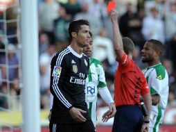Al minuto 82, con el marcador 1-1, Cristiano Ronaldo sale expulsado por una patada al brasileño Edimar. AFP / C. Quicler