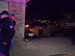 Agentes investigadores y peritos forenses recaban evidencias y testimonios y confirmar la participación el marido. ESPECIAL /