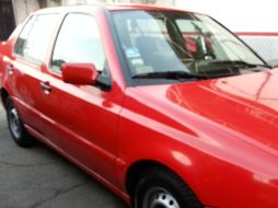 El automóvil recuperado es un VW Jetta color rojo modelo 1995, con placas HYP 6993 del Estado de Jalisco. ESPECIAL / Policía de Guadalajara