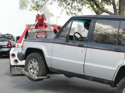 El Isuzu tipo Troper modelo 1989, color gris, con placas HYV-9650 iba ser trasladado en una grúa de razón social ''Manolo Grúas''. ESPECIAL / Policía de Guadalajara